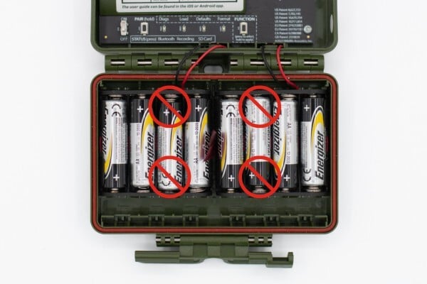 Two directly adjacent batteries should not face the same direction.